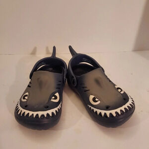 Capelli New York Navy Shark Clogs in Size 7